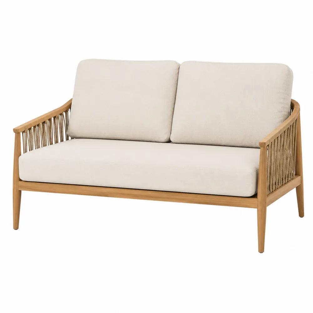 Dwuosobowa sofa z drewna teak z kremowymi poduszkami