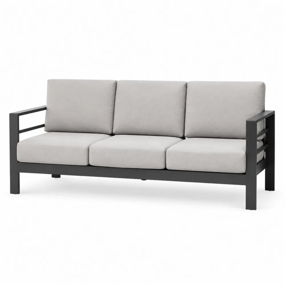 Sofa ogrodowa trzyosobowa z aluminiową ramą i szarymi poduszkami