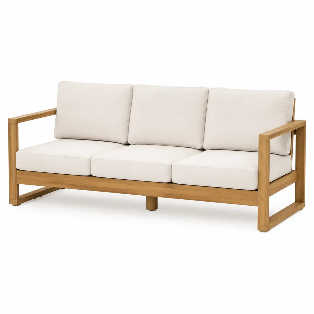 Drewniana 3-osobowa sofa z kremowymi poduszkami